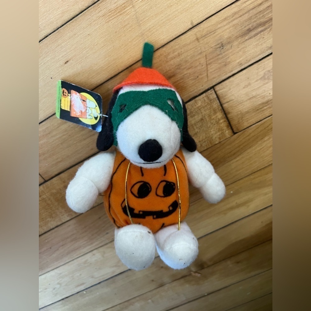 NWT Vintage Pumpkin Halloween Snoopy mini plush